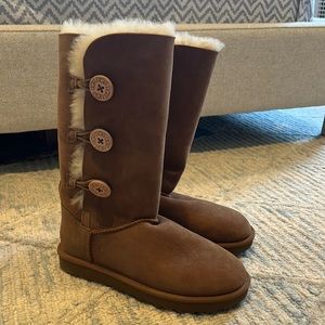 UGG Women’s Bailey Button Triplet Boot, Size: 7 US, Color: chestnut
